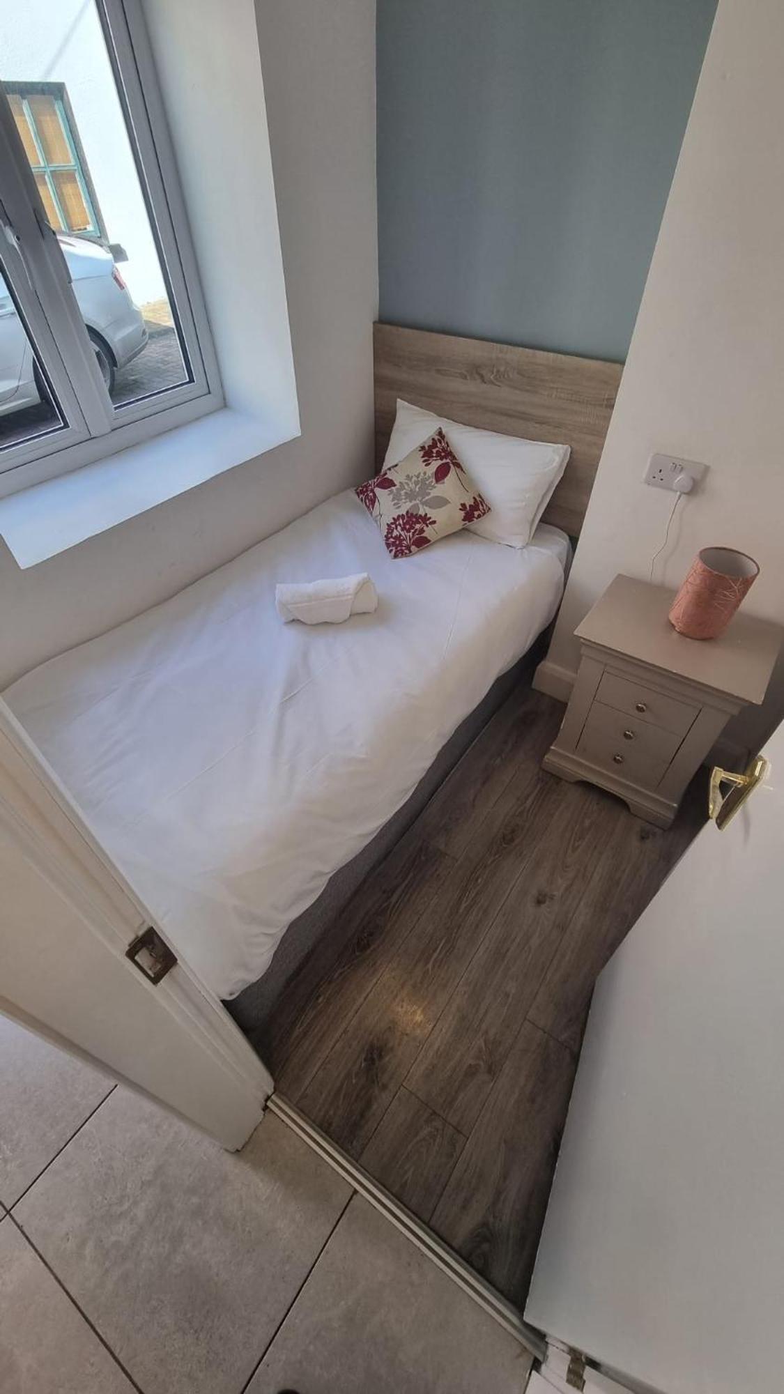 Eyre Square Lane Budget Rooms 戈尔韦 外观 照片